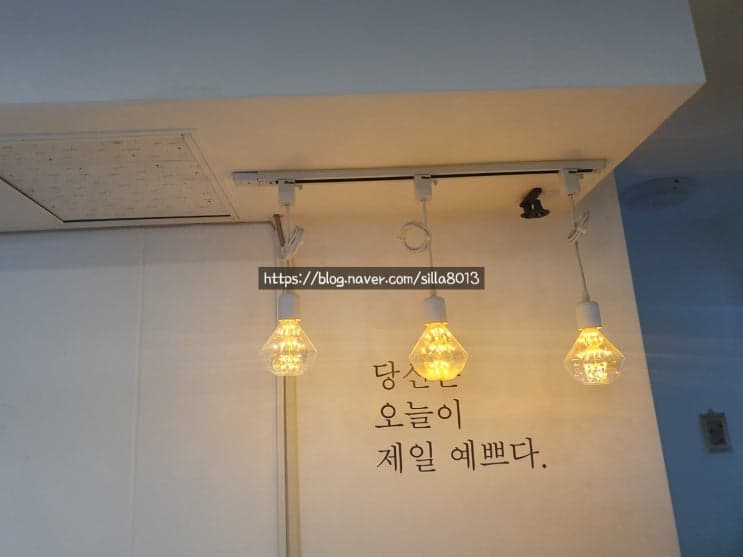 철거 전 샴푸베드와 의자, 침구가 남아있는 시술실 모습