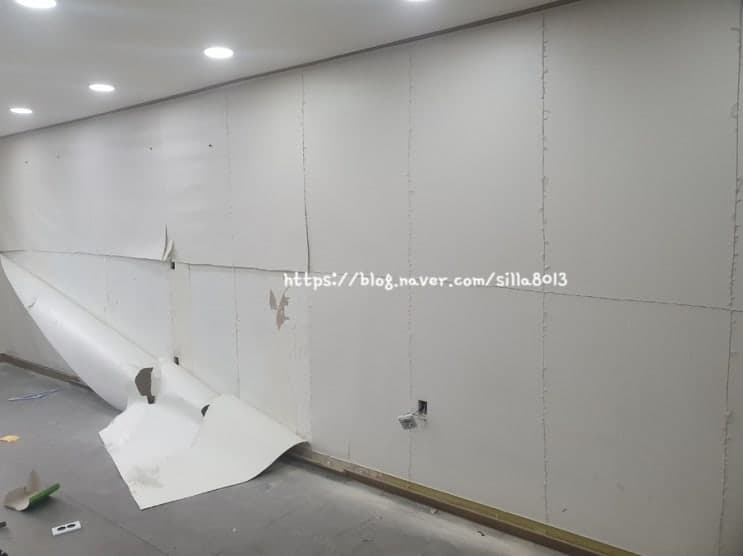 천장 마감재를 철거해 골조가 드러나고 잔해가 쌓인 모습